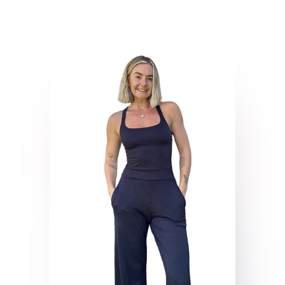 ARIA LATTNER 🆕 - Flared leg version of their HIT Everyday Jumpsuit! Size Small. - Picture 1 of 5